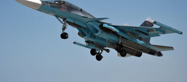 Su-34 de las Fuerzas Aéreas de Rusia en el aeródromo de Hmeymim en Siria - Sputnik Mundo