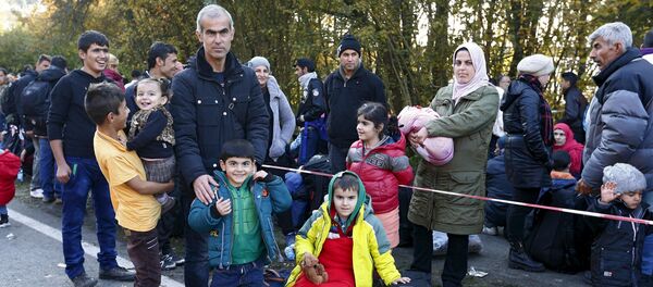 Syrian migrants Zake Khalil, his wife Nagwa and their four children Joan, Torin, Ellen and newborn Hevin arrive at the Austrian-German border in Achleiten near Passau, Germany Syrian migrants Zake Khalil, his wife Nagwa and their four children Joan, Torin, Ellen and newborn Hevin arrive at the Austrian-German border in Achleiten near Passau, Germany - Sputnik Mundo