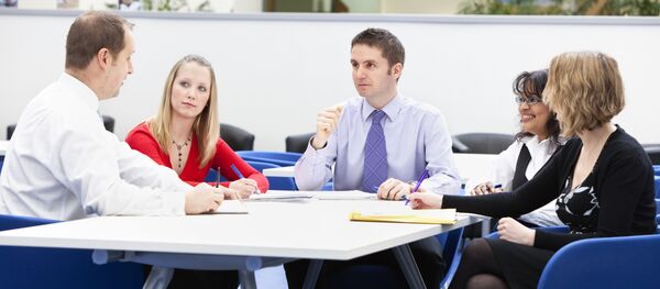 Hombres y mujeres en una oficina (imagen referencial) Hombres y mujeres en una oficina (imagen referencial) - Sputnik Mundo