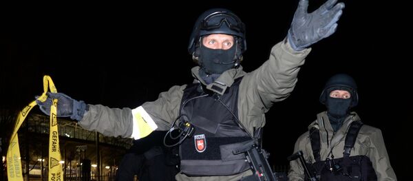 Policías alemanes cerca del estadio de Hannover Policías alemanes cerca del estadio de Hannover - Sputnik Mundo