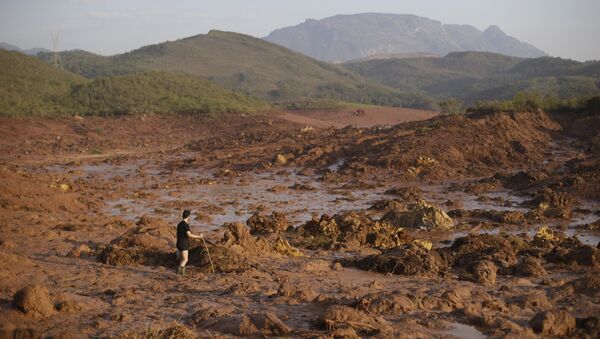 Un hombre en el lugar de avalancha de lodo en Mariana, Brasil - Sputnik Mundo