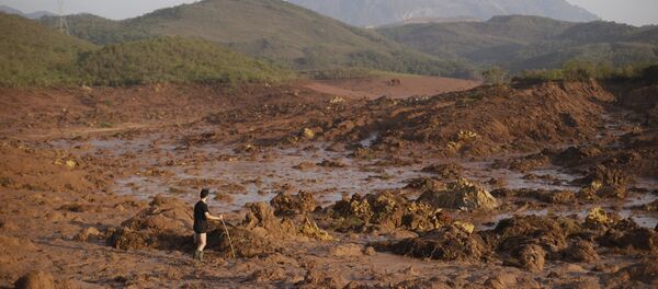 Un hombre en el lugar de avalancha de lodo en Mariana, Brasil - Sputnik Mundo