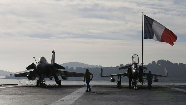 Caza Rafale en la cubierta de vuelo del portaviones Charles de Gaulle - Sputnik Mundo