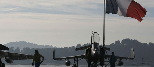 Caza Rafale en la cubierta de vuelo del portaviones Charles de Gaulle - Sputnik Mundo