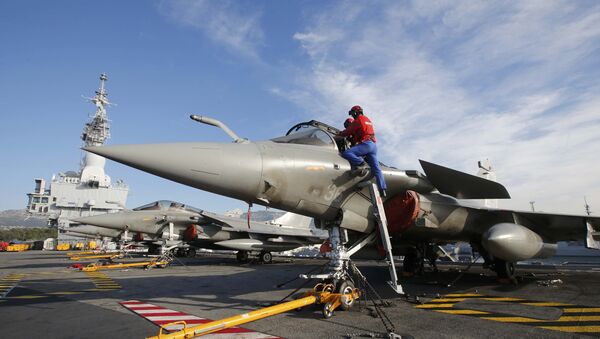 Cazas Rafale en la cubierta de vuelo del portaaviones Charles de Gaulle - Sputnik Mundo