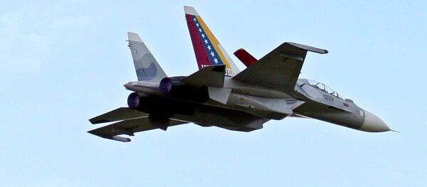 Venezuela's two Sukhoi fighter jets fly during the anniversary celebration of Venezuela's Air Force in Maracay, Venezuela, Sunday, Dec. 10, 2006. - Sputnik Mundo
