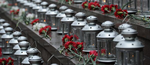 Flores y velas en memoria de las victimas del atentado terrorista en el centro teatral de Dubrovka - Sputnik Mundo