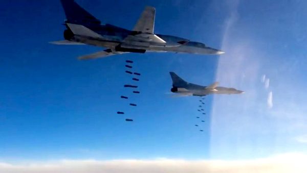 Нанесение авиаударов дальней авиацией ВКС России по ИГ Нанесение авиаударов дальней авиацией ВКС России по ИГ - Sputnik Mundo