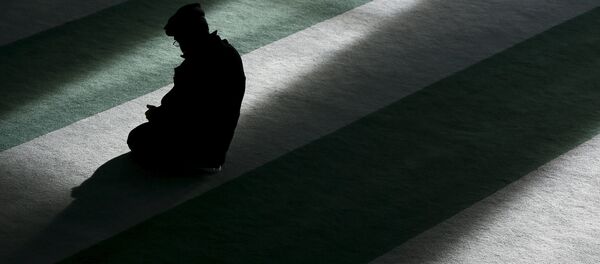 A Muslim man attends Friday prayer at the Baitul Futuh Mosque in Morden, south London, Britain, November 20, 2015 A Muslim man attends Friday prayer at the Baitul Futuh Mosque in Morden, south London, Britain, November 20, 2015 - Sputnik Mundo