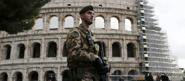 Soldado del Ejército italiano hace guardia enfrente del Coliseo de Roma - Sputnik Mundo