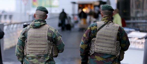 Soldados belgas patrullan el Aeropuerto de Bruselas-Zaventem, el 21 de noviembre de 2015 Soldados belgas patrullan el Aeropuerto de Bruselas-Zaventem, el 21 de noviembre de 2015 - Sputnik Mundo