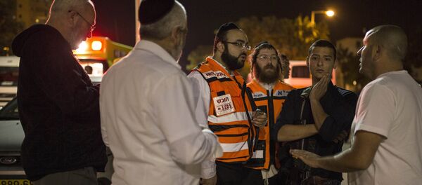 Médicos israelíes en lugar del ataque en Kiyat Gat, Israel Médicos israelíes en lugar del ataque en Kiyat Gat, Israel - Sputnik Mundo