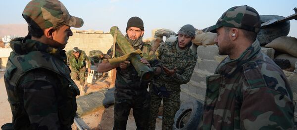 Soldados del Ejército sirio durante una operación militar en suburbio de Damasco - Sputnik Mundo