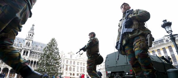 Soldados belgas patrullan la Grand Place de Bruselas - Sputnik Mundo