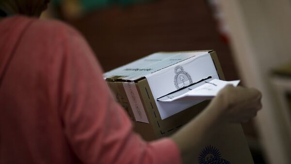 A woman casts her vote at a polling station in Buenos Aires, November 22, 2015. - Sputnik Mundo