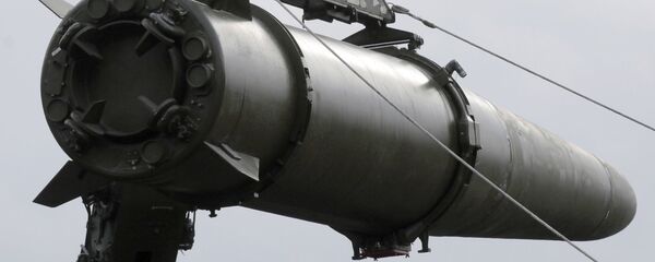 Instalación de misiles en el sistema táctico Iskander-M - Sputnik Mundo