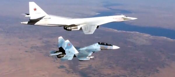 Сопровождение истребителем Су-30СМ бомбардировщика-ракетоносца Ту-160 ВКС России в Сирии - Sputnik Mundo