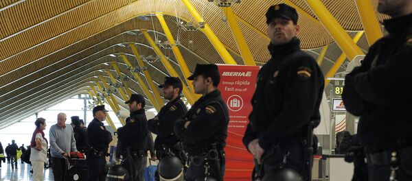 Policías españoles en el aeropuerto de Barajas en Madrid Policías españoles en el aeropuerto de Barajas en Madrid - Sputnik Mundo