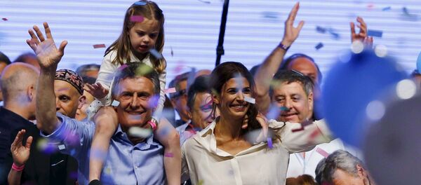 Mauricio Macri con sus seguidores tras vencer en las elecciones presidenciales de Argentina Mauricio Macri con sus seguidores tras vencer en las elecciones presidenciales de Argentina - Sputnik Mundo