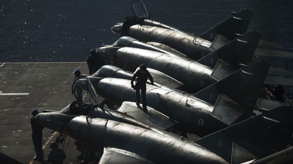 Personal militar de la Armada francesa junto a los aviónes supersónicos Super Etendard en la cubierta del portaaviones Charles de Gaulle - Sputnik Mundo