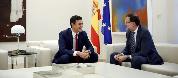 Líder del PSOE, Pedro Sánchez (izda.) y Mariano Rajoy - Sputnik Mundo