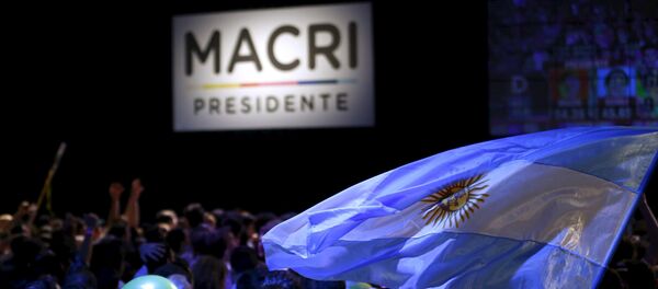 Los seguidores de Mauricio Macri con la bandera de Argentina - Sputnik Mundo