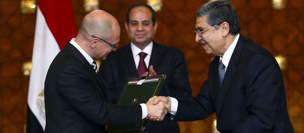 Director general de Rosatom, Serguéi Kirienko, presidente egipcio, Abdelfatah al Sisi y ministro de Electricidad y Energía egipcio, Mohamed Shaker al firmar un acuerdo intergubernamental sobre construcción y explotación de la primera central nuclear - Sputnik Mundo
