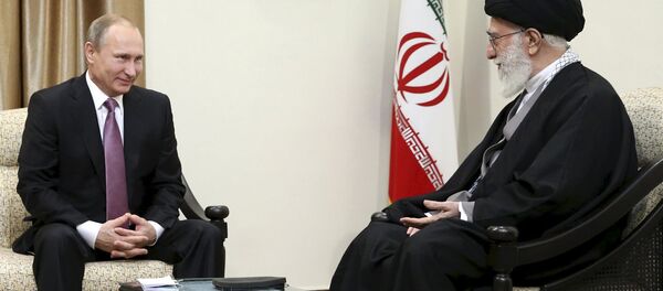 Presidente ruso Vladímir Putin y líder supremo iraní Alí Jameneí durante una reunión en Teherán Presidente ruso Vladímir Putin y líder supremo iraní Alí Jameneí durante una reunión en Teherán - Sputnik Mundo
