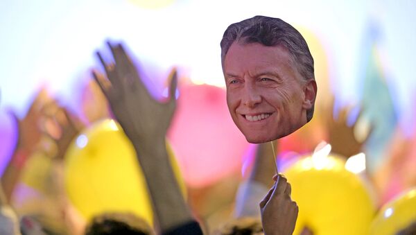 Partidario del candidato presidencial Mauricio Macri con su foto - Sputnik Mundo