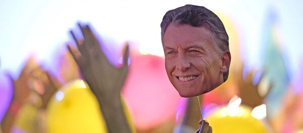 Partidario del candidato presidencial Mauricio Macri con su foto - Sputnik Mundo