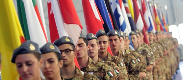 Soldados italianos con las banderas de los países miembros de la OTAN - Sputnik Mundo
