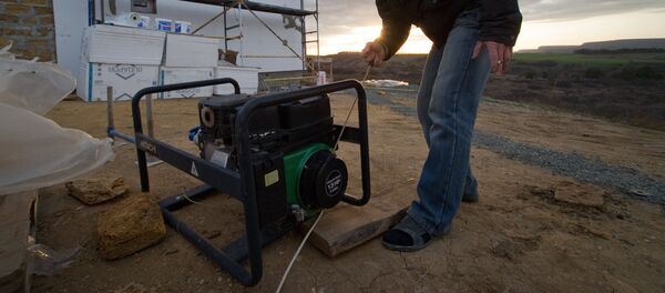 Habitante de un pueblo en Crimea usa generador eléctrico tras el apagón en la península - Sputnik Mundo