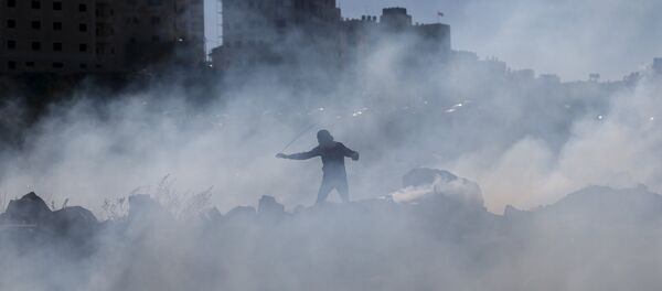 Enfrentamientos entre los manifestantes palestinos y tropas israelíes en Cisjordania - Sputnik Mundo