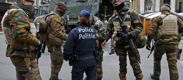 Soldados y policías belgas en Bruselas - Sputnik Mundo