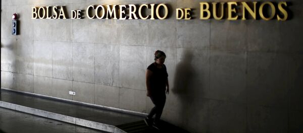 A woman walks at the Buenos Aires stock exchange building, Argentina - Sputnik Mundo
