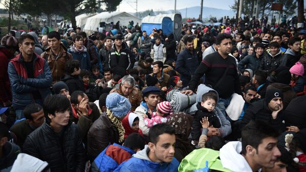 Refugees wait to be allowed by the Greek police to cross the borderline to Macedonia, near the village of Idomeni - Sputnik Mundo