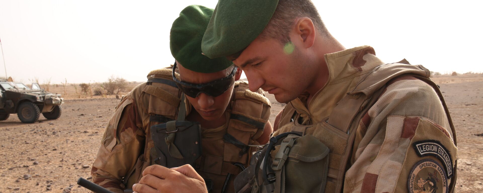 French soldiers look at their sat phone as they are on patrol in the desert south of the village of Deliman, Mali - Sputnik Mundo, 1920, 21.06.2021