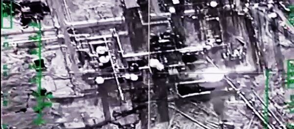 Fuerzas Aeroespaciales de Rusia destruyen refinería de petróleo del EI en provincia Deir ez-Zor, Siria (Archivo) - Sputnik Mundo