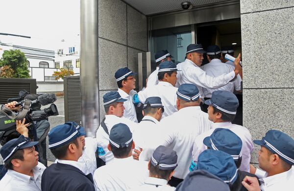 Policía japonesa durante una redada en la sede del grupo yakuza Yamaken-gumi en Koba - Sputnik Mundo