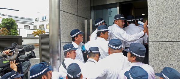 Policía japonesa durante una redada en la sede del grupo yakuza Yamaken-gumi en Koba Policía japonesa durante una redada en la sede del grupo yakuza Yamaken-gumi en Koba - Sputnik Mundo