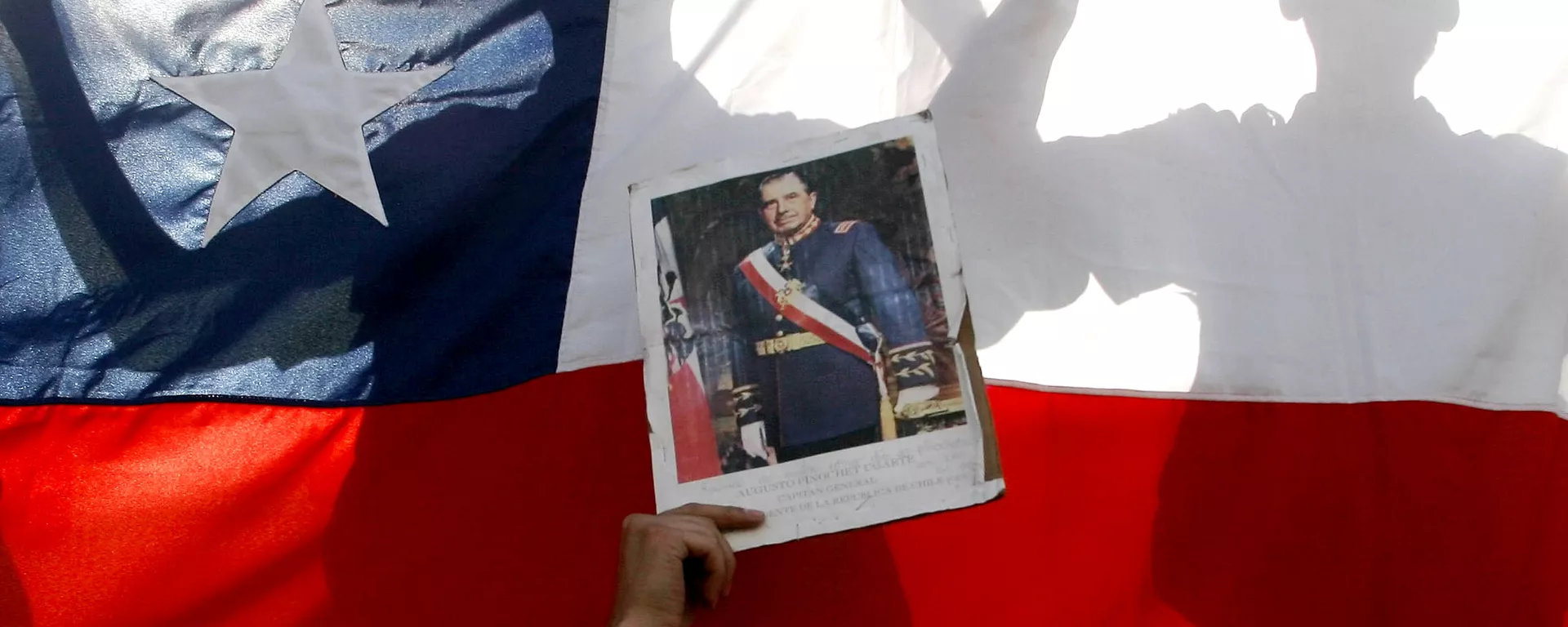 Una foto de Pinochet con bandera chilena del fondo Una foto de Pinochet con bandera chilena del fondo - Sputnik Mundo, 1920, 30.12.2020