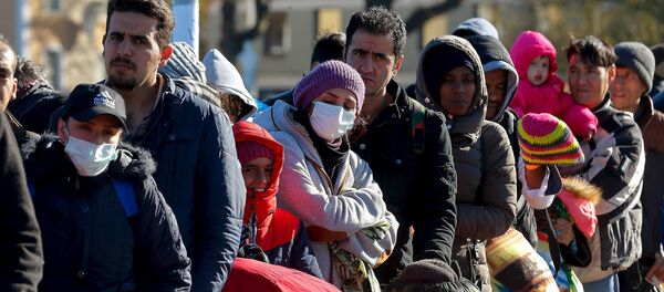 Refugiados esperan en la cola para cruzar la frontera entre Austria y Alemania - Sputnik Mundo