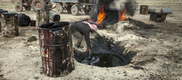 Hombre trabaja en una refinería de petróleo improvisada en Raqqa - Sputnik Mundo