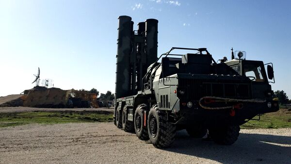 El sistema S-400 en el aeródromo de Hmeymim en Siria - Sputnik Mundo