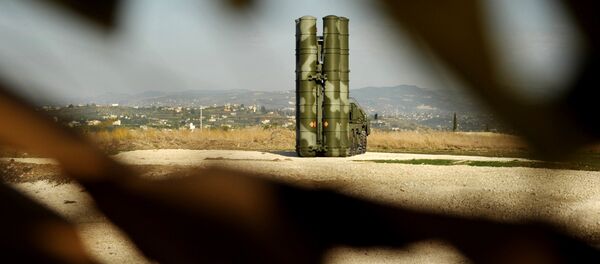 El sistema antiaéreo ruso S-400 Triumf desplegado en Siria El sistema antiaéreo ruso S-400 Triumf desplegado en Siria - Sputnik Mundo