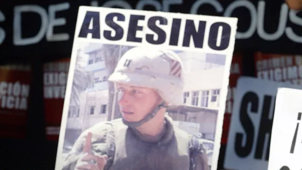Hermano de José Couso, Javier Couso, en una manifestación en frente de la embajada de EEUU en España