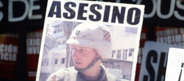 Hermano de José Couso, Javier Couso, en una manifestación en frente de la embajada de EEUU en España - Sputnik Mundo