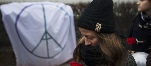 Homenaje a las víctimas de los atentados de París frente a la embajada de Francia en Moscú - Sputnik Mundo