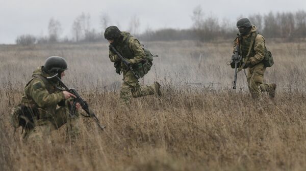 Servicemen of Ukrainian special operation forces take part in tactical exercises at a shooting range in Khmelnytsky region, Ukraine November 20, 2015. - Sputnik Mundo