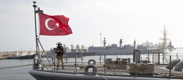 Buque turco durante los ejercicios conjuntos de Turquía y la OTAN en el mar Negro - Sputnik Mundo